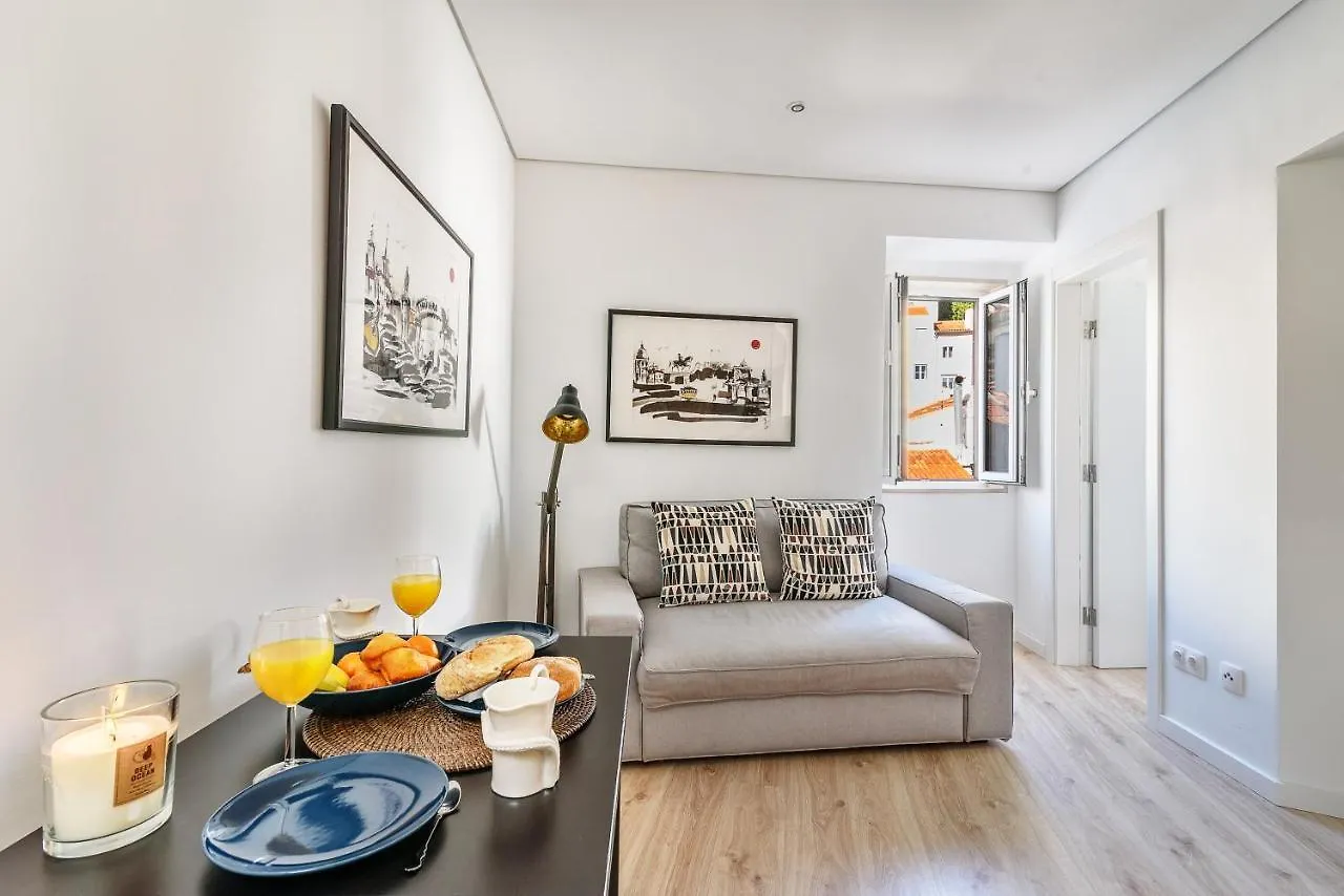 Апартаменты Joivy Cosy 1-Bed Flat With Seaview In Alfama Лиссабон