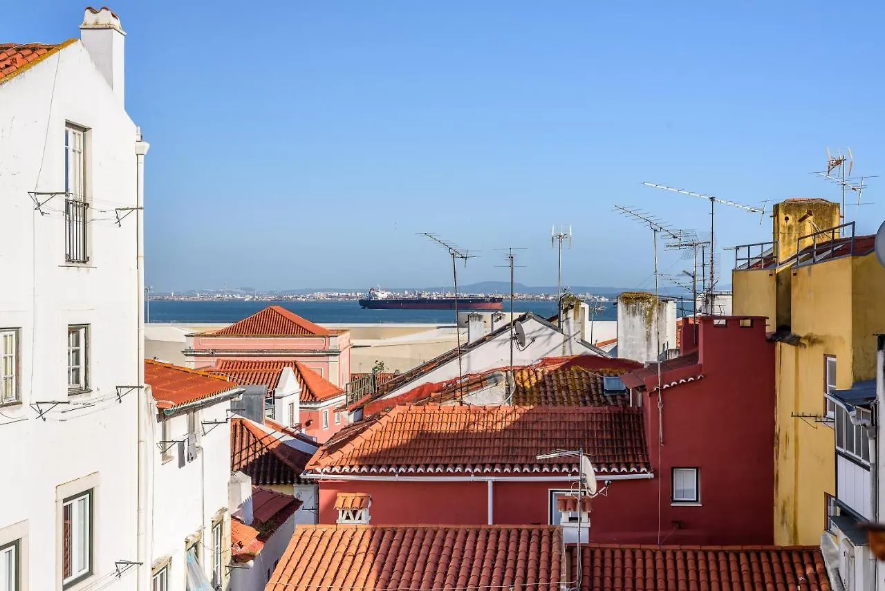 Апартаменты Joivy Cosy 1-Bed Flat With Seaview In Alfama Лиссабон