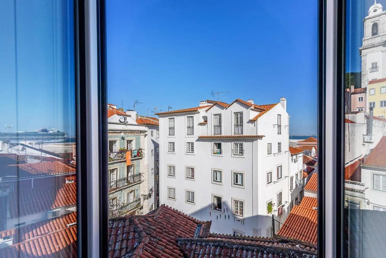 Апартаменты Joivy Cosy 1-Bed Flat With Seaview In Alfama Лиссабон