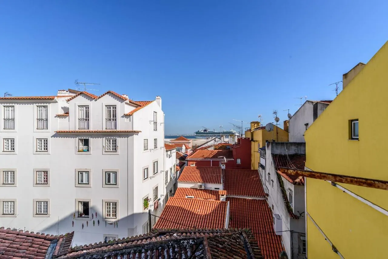 Апартаменты Joivy Cosy 1-Bed Flat With Seaview In Alfama Лиссабон 0*,